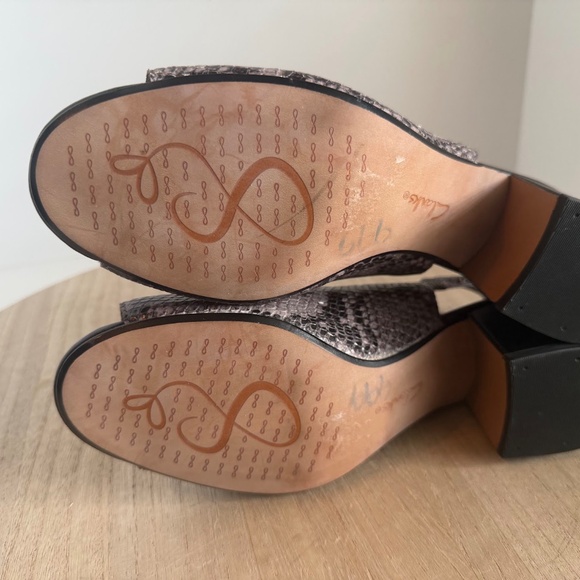 Clarks Somerset Women’s 8 Snake Print Peep Toe Block Heel Sandals Ankle Booties - Picture 7 of 7